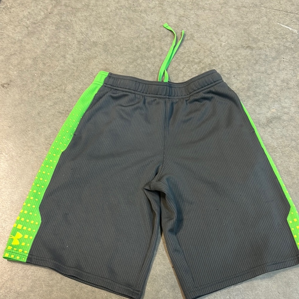 Under Armour Boys YXL loose fit shorts
